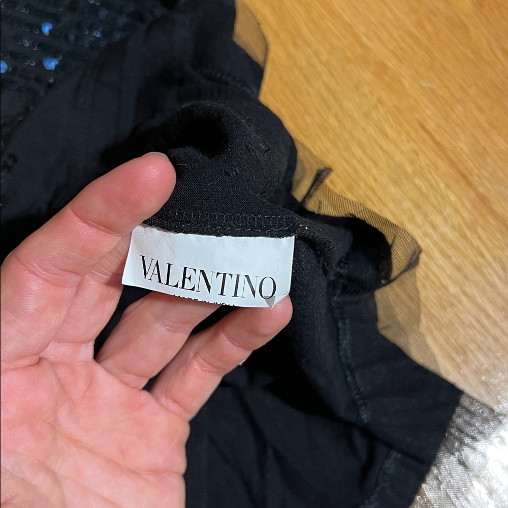 Red Valentino black sequin scoop V neck short sleeve shirt with netted ruffles - Picture 7 of 8
